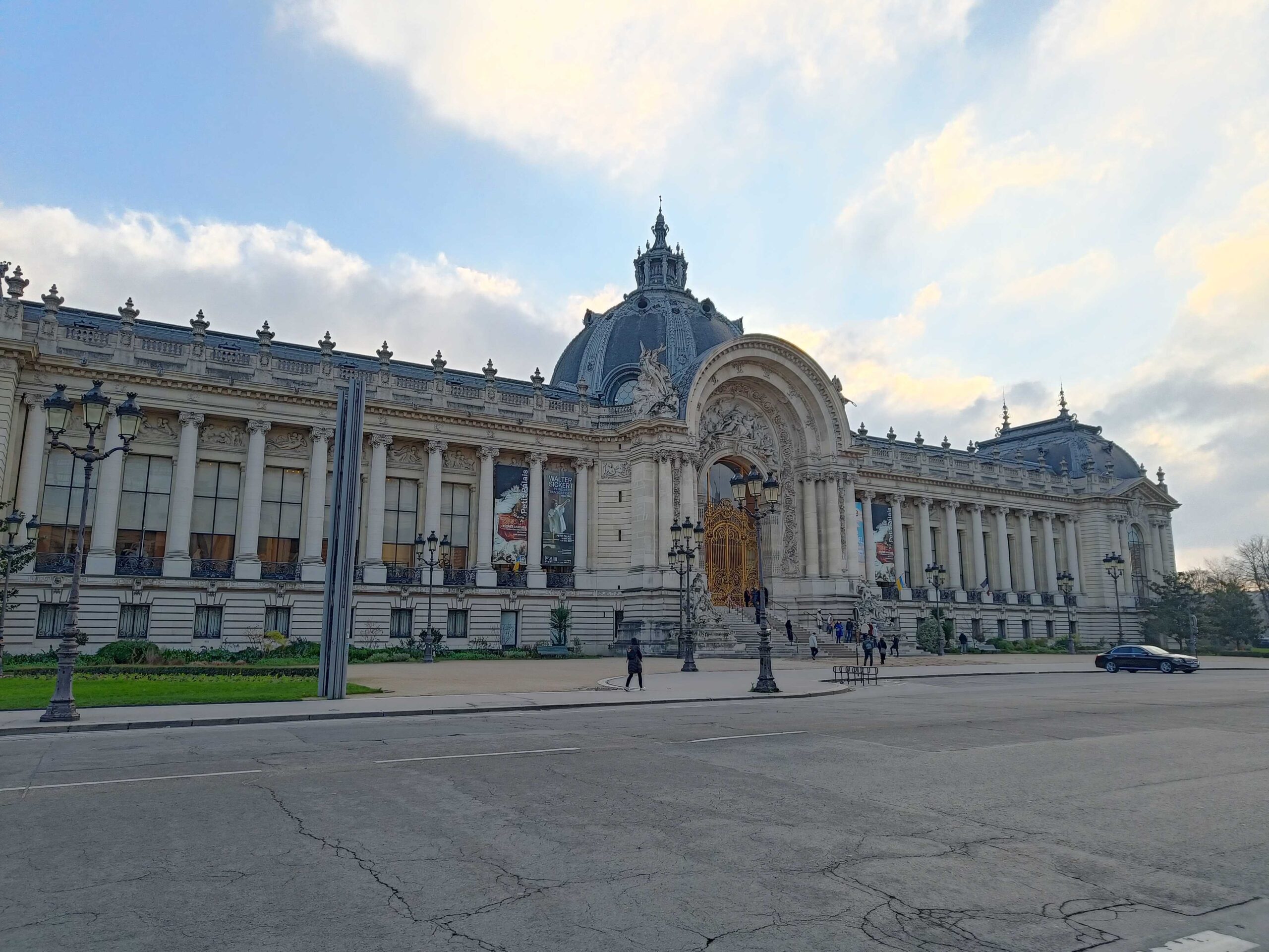 Le Petit Palais : un grand bâtiment qui renferme le musée des Beaux-Arts de Paris