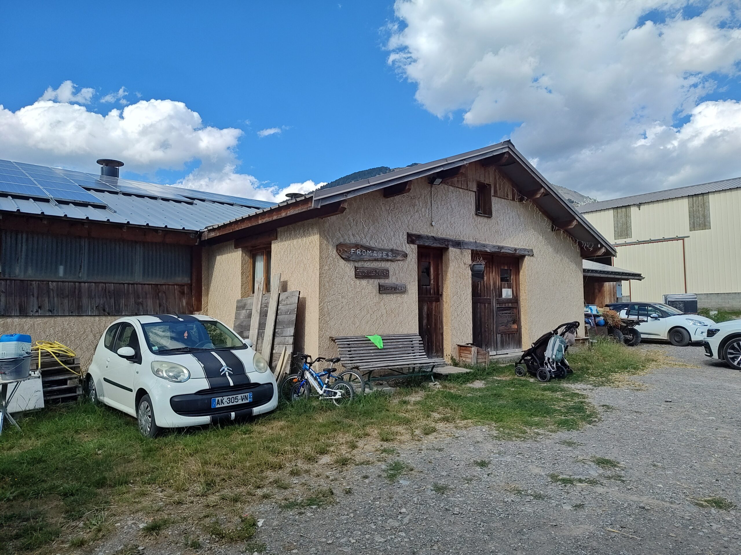 La Ferme du Bois Noir : du fromage de chèvre abordable à Ancelle