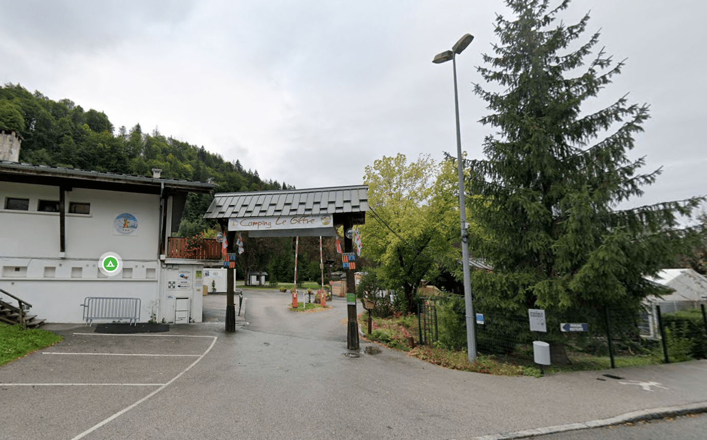 Camping Le Giffre à Samoëns : vue sur les montagnes et départ de randonnées