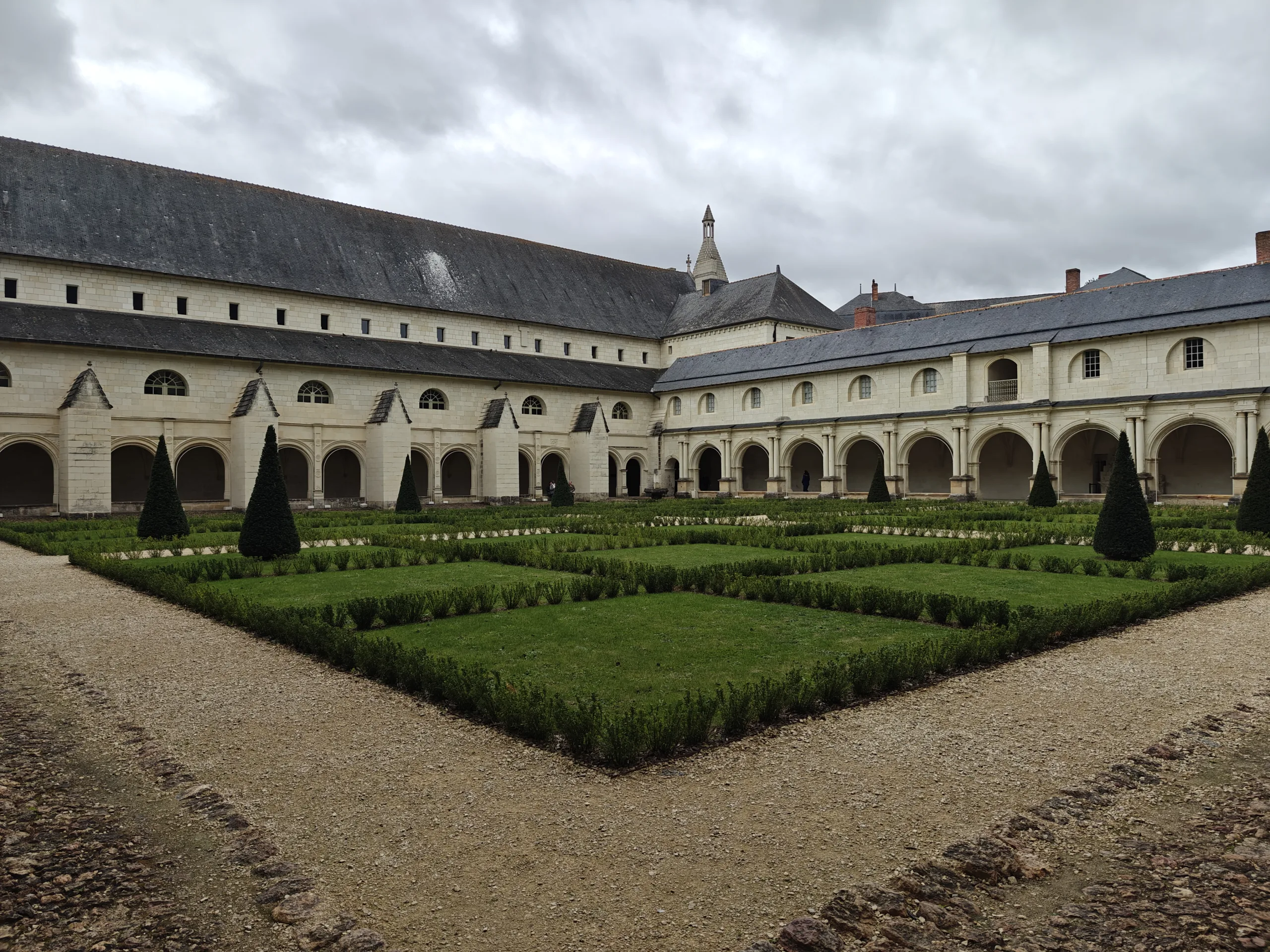 L’Abbaye Royale de Fontevraud : une immense abbaye chargée d’Histoire dans le Val de Loire