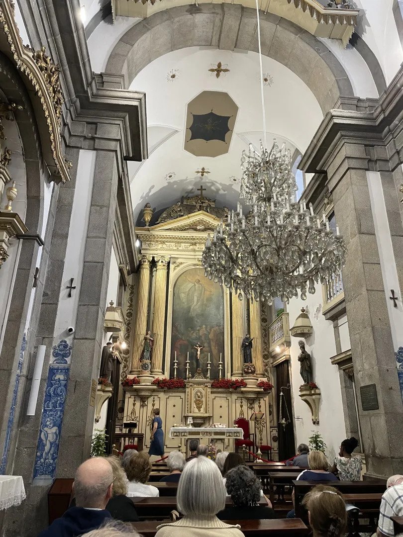 Vue de la nef principale avec son retable monumental et son lustre central