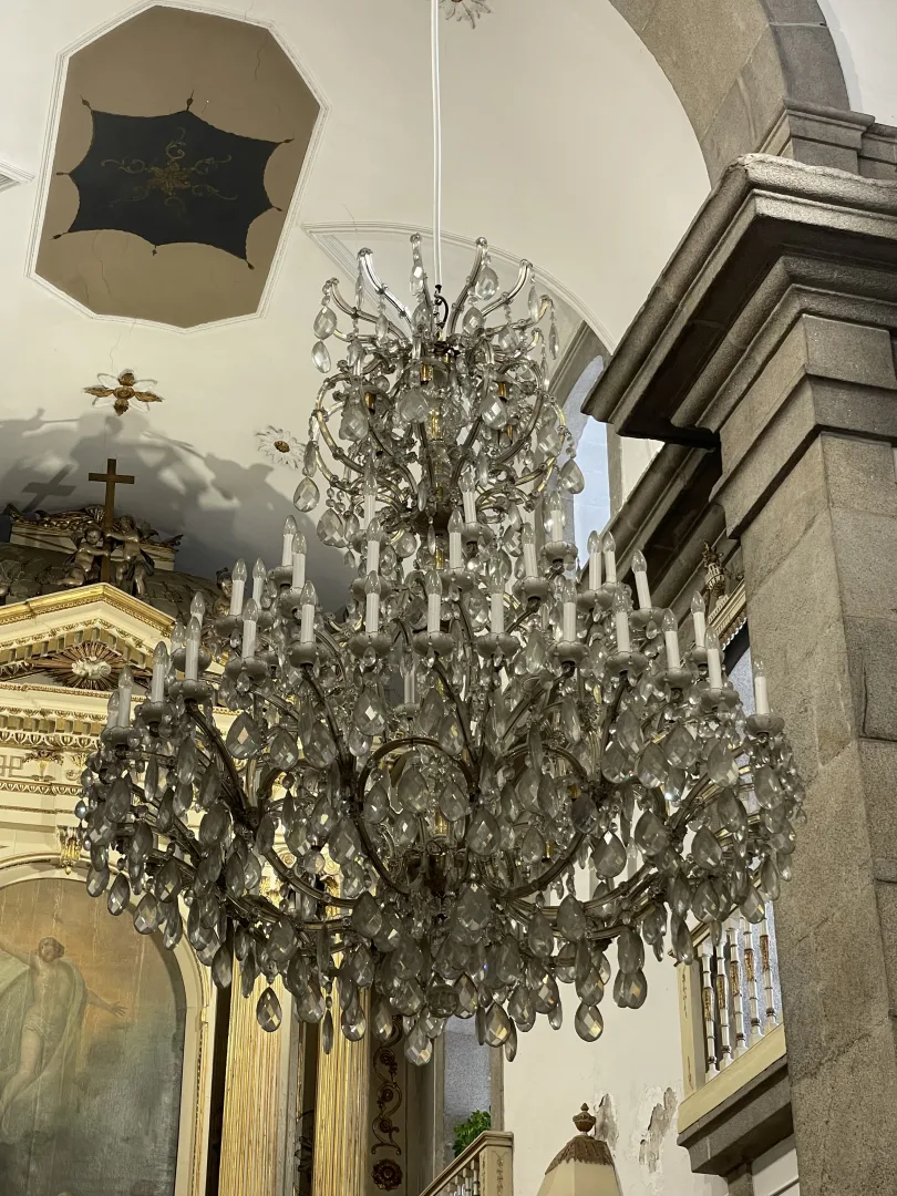 Le grand lustre en cristal au cœur de la chapelle