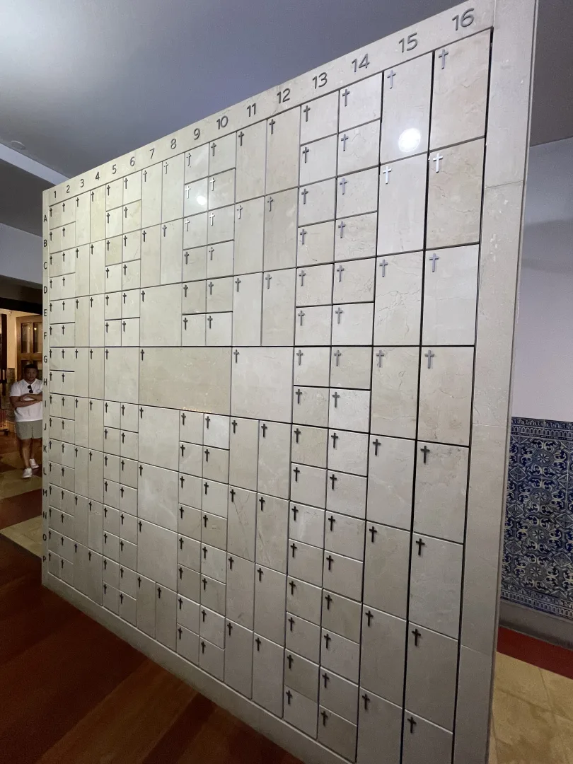 Le columbarium discret, dédié à l’accueil des cendres des défunts