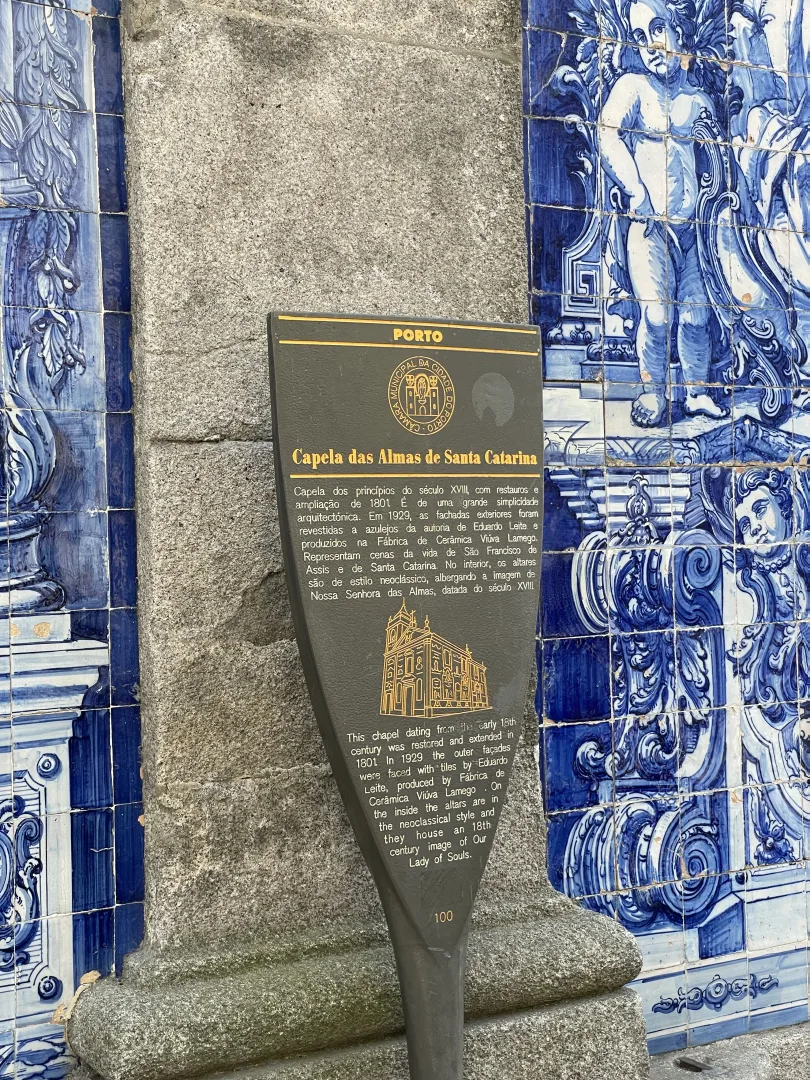 Plaque historique à l’entrée de la Capela das Almas, retraçant l’origine de l’édifice