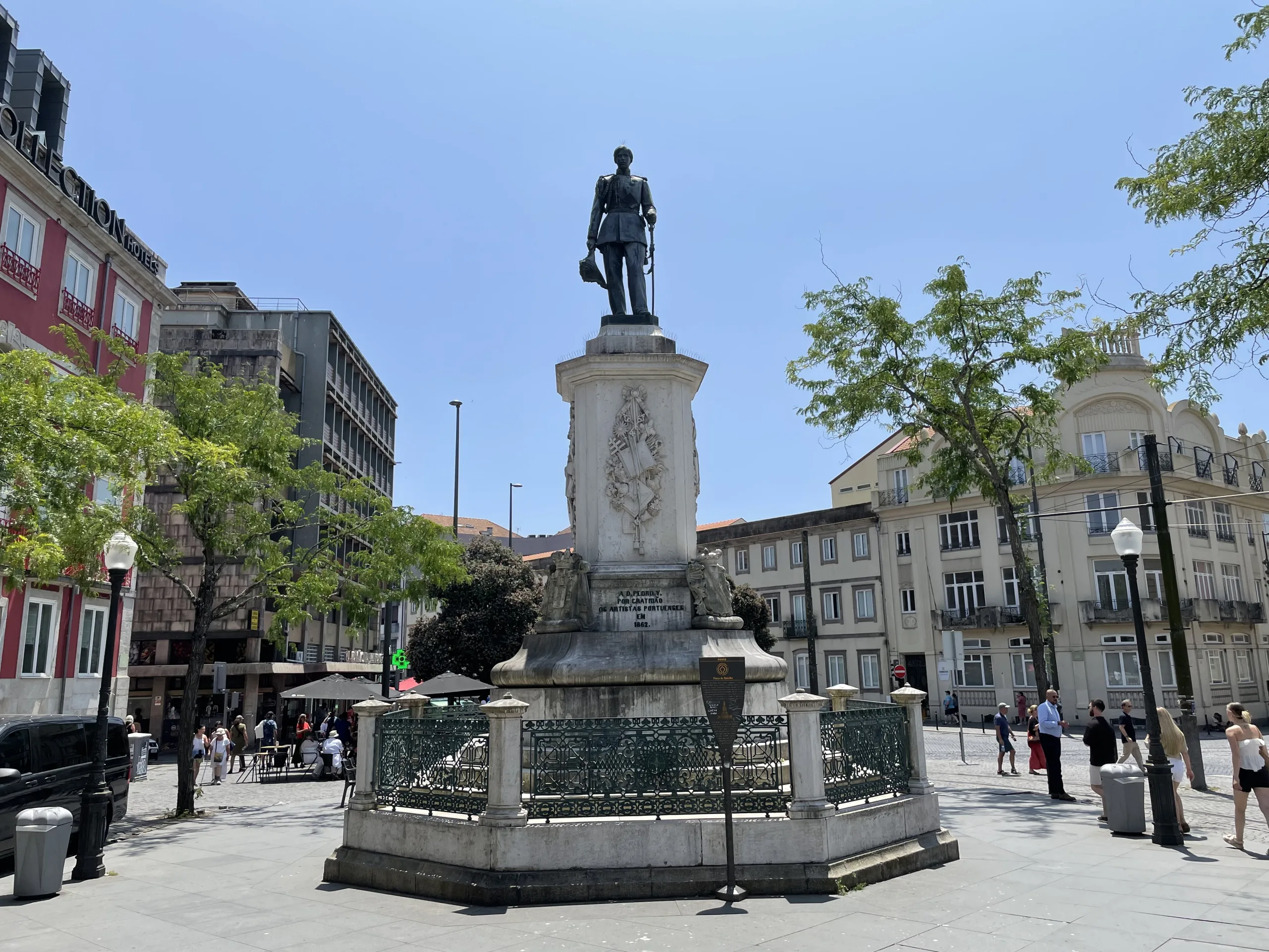 La statue de Dom Pedro V sur la Praça da Batalha à Porto