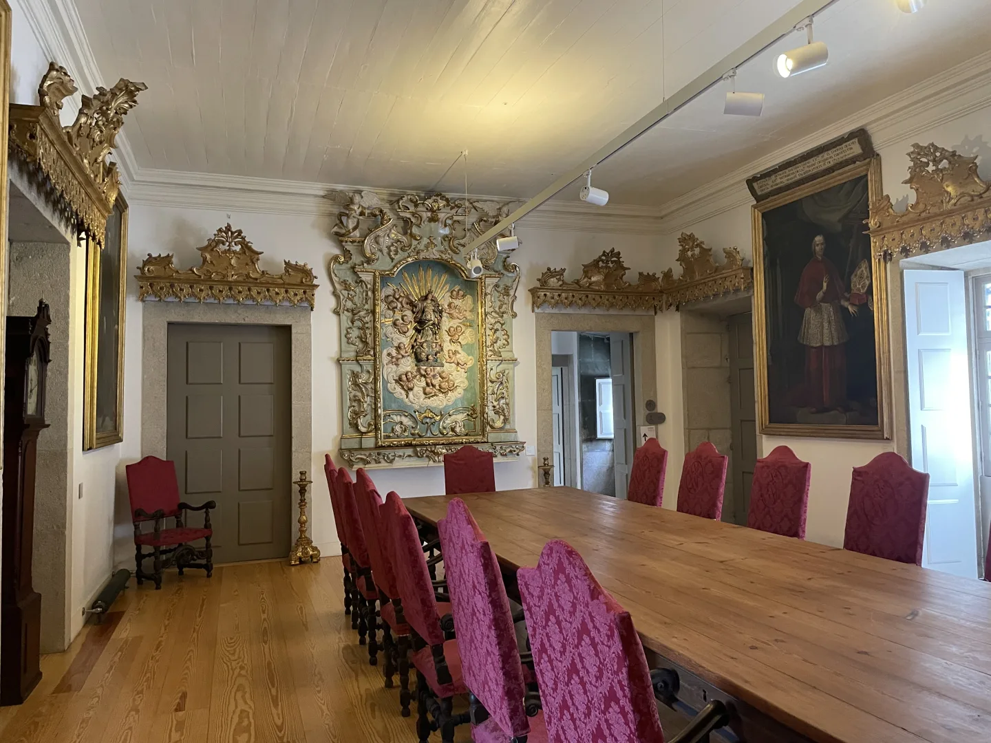 Salle de la Casa do Despacho avec sa table de réunion et ses décors baroques
