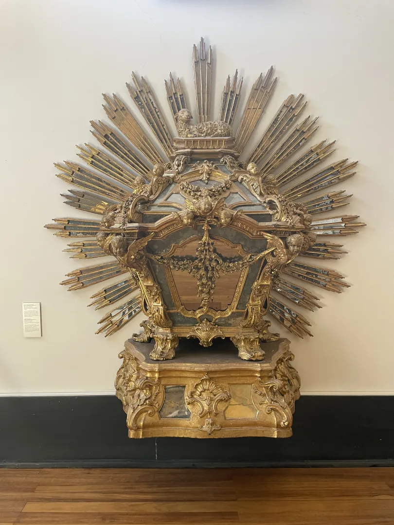 Urne baroque dorée du Jeudi Saint exposée dans le musée de la Torre dos Clérigos