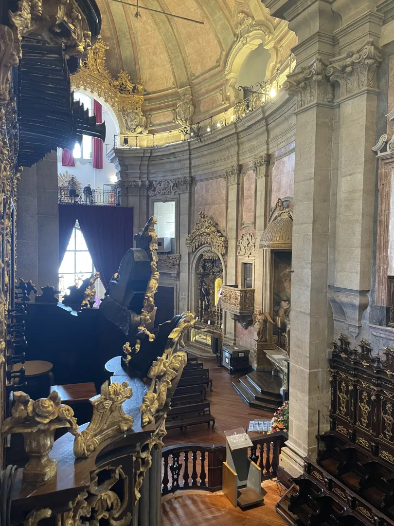 Vue latérale de l’intérieur de l’église des Clérigos depuis la galerie supérieure
