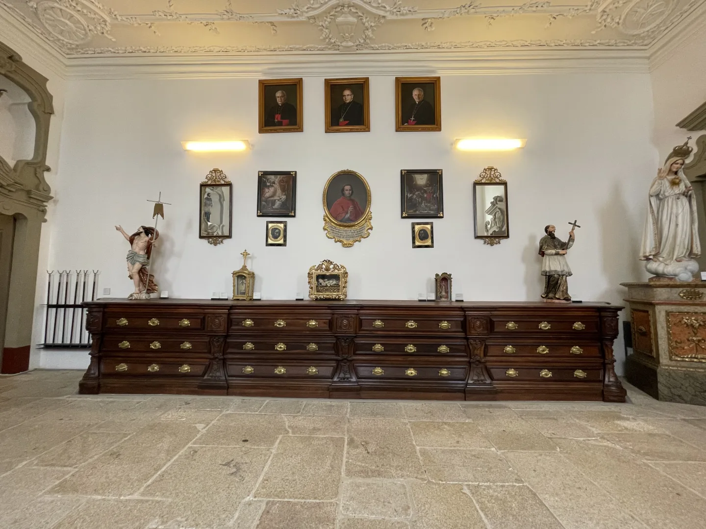 Portraits des bienfaiteurs de la Confrérie exposés dans la salle historique