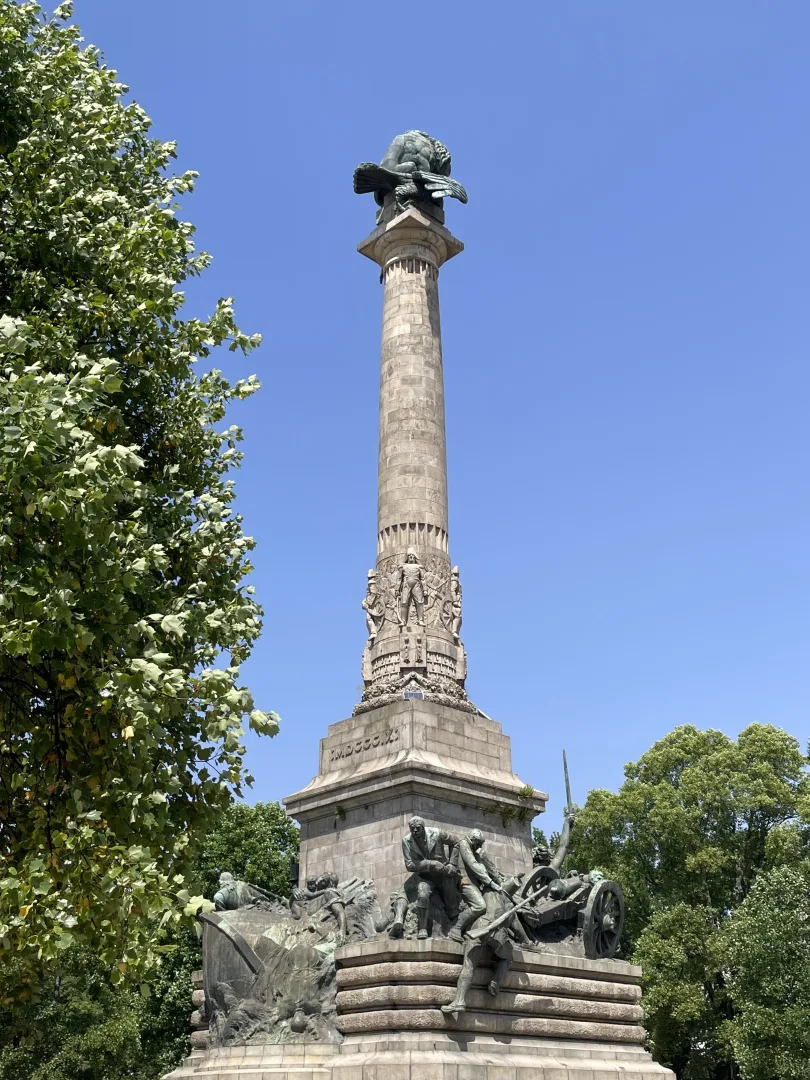 Monumento aos Heróis da Guerra Peninsular à Porto, lion dominant l’aigle au sommet de la colonne
