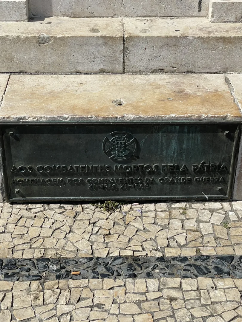 Plaque commémorative du Monument aux morts, avec inscription en portugais sur les combattants