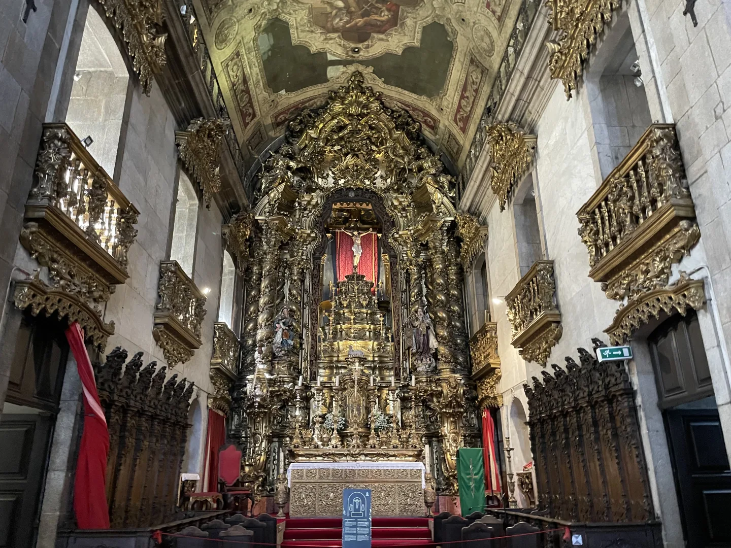 Autel baroque de l’Igreja do Carmo décoré de colonnes torsadées et sculptures dorées