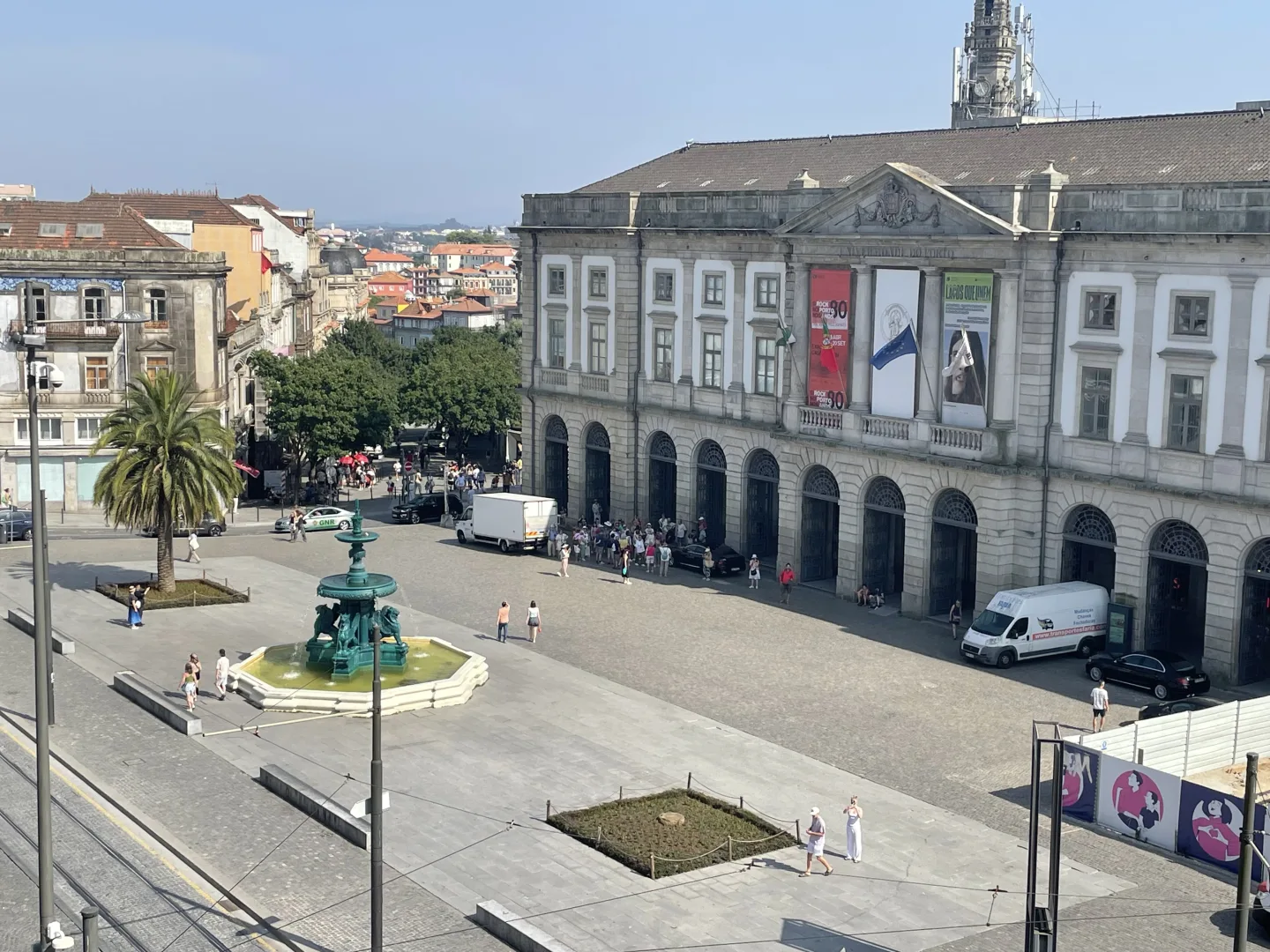Vue sur la Praça Gomes Teixeira depuis le toit de l’Igreja do Carmo à Porto, avec la fontaine des Lions et l’Université en arrière-plan