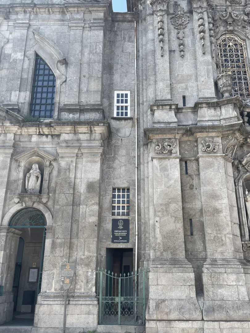 La Casa Escondida, la maison la plus étroite de Porto entre l’Igreja do Carmo et l’église des Carmélites