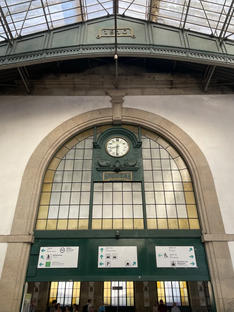 Horloge de la gare São Bento de Porto surmontée de la date 1910, vestige de l’architecture d’époque