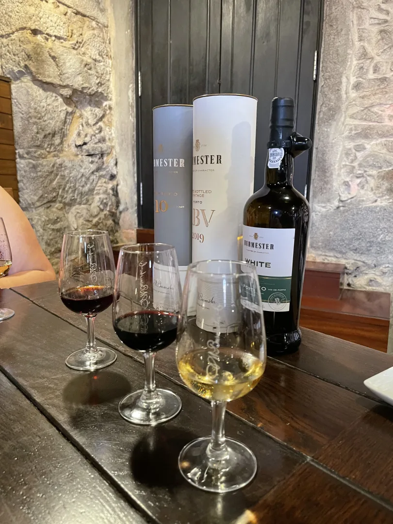 Verres de porto blanc, ruby et tawny servis en dégustation chez Burmester