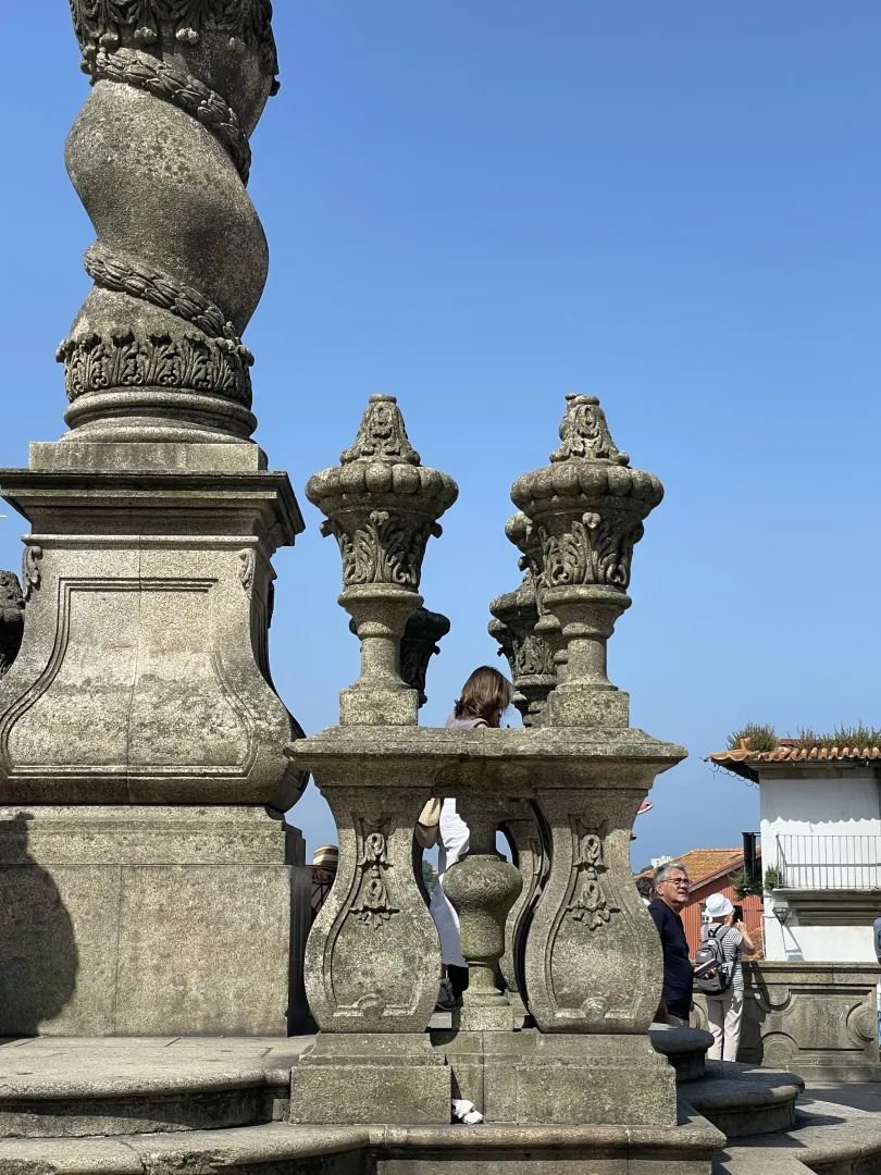 Balustres en pierre sculptée à la base du Pilori de Porto, avec détails ornementaux baroques