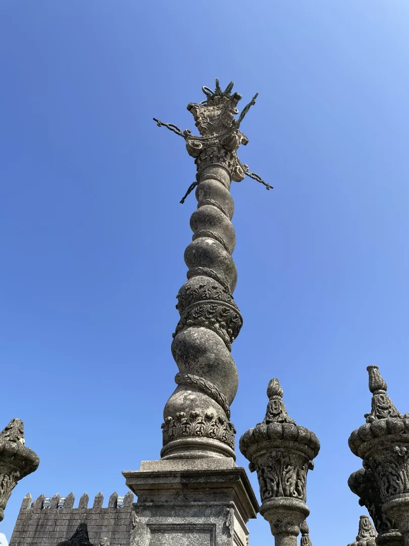 Colonne torsadée du Pilori de Porto vue en contre-plongée contre un ciel bleu intense