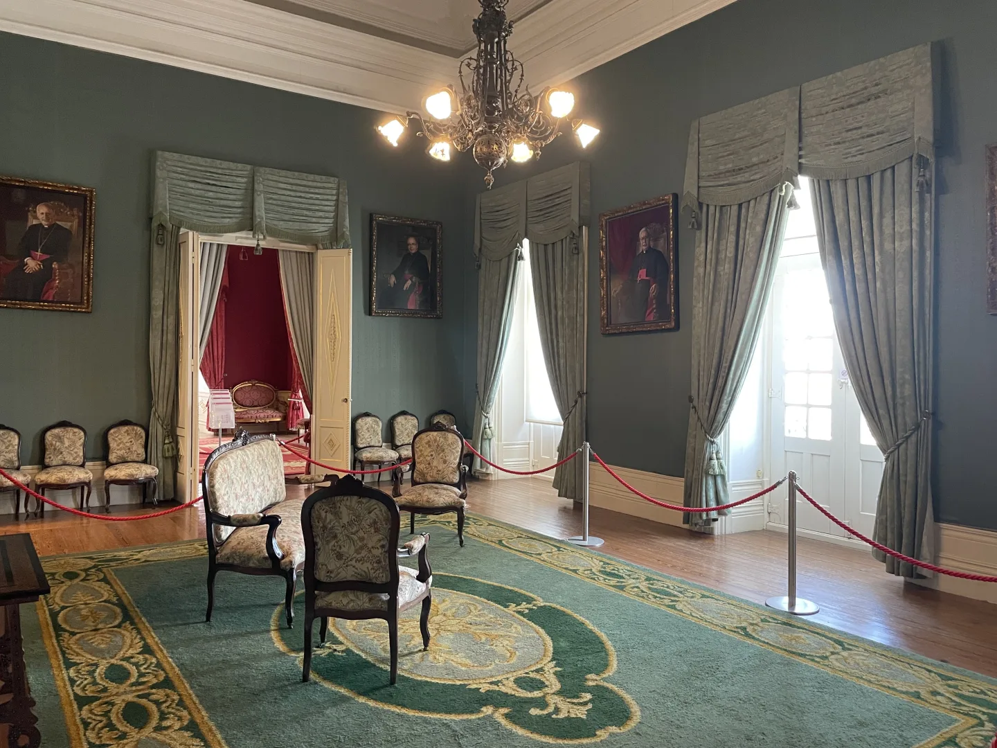 Salle Verte du Palais Épiscopal de Porto, ornée de portraits d'évêques et de rideaux en velours vert