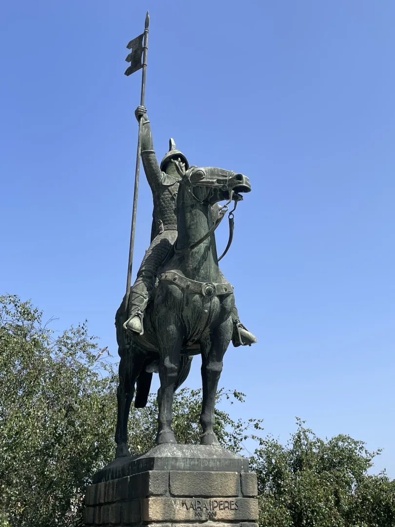 Statue équestre de Vímara Peres à Porto vue de profil gauche, brandissant une lance devant un ciel bleu.
