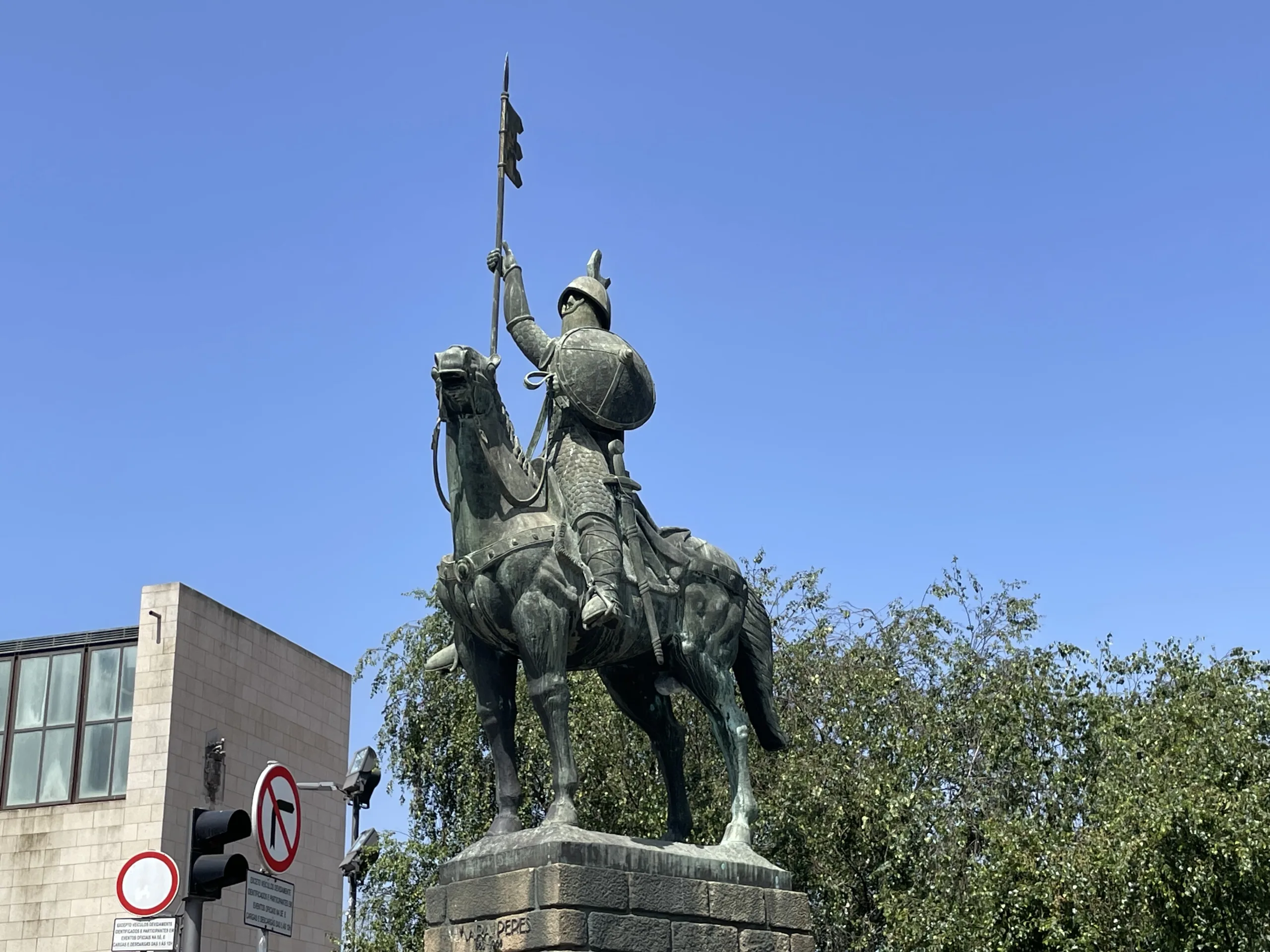 La statue Vímara Peres à Porto : un hommage au premier comte du Portugal