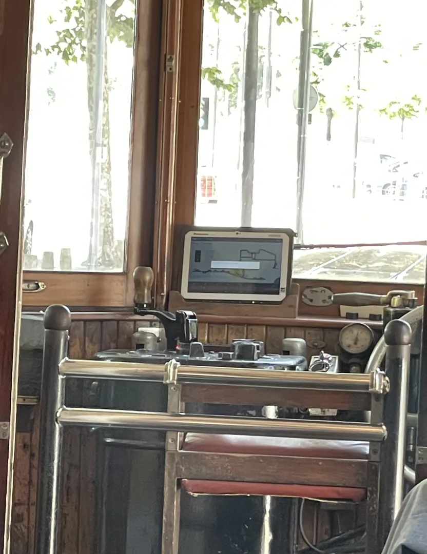 Poste de conduite ancien d’un tramway électrique historique de Porto avec commandes d’origine en métal et volant mécanique