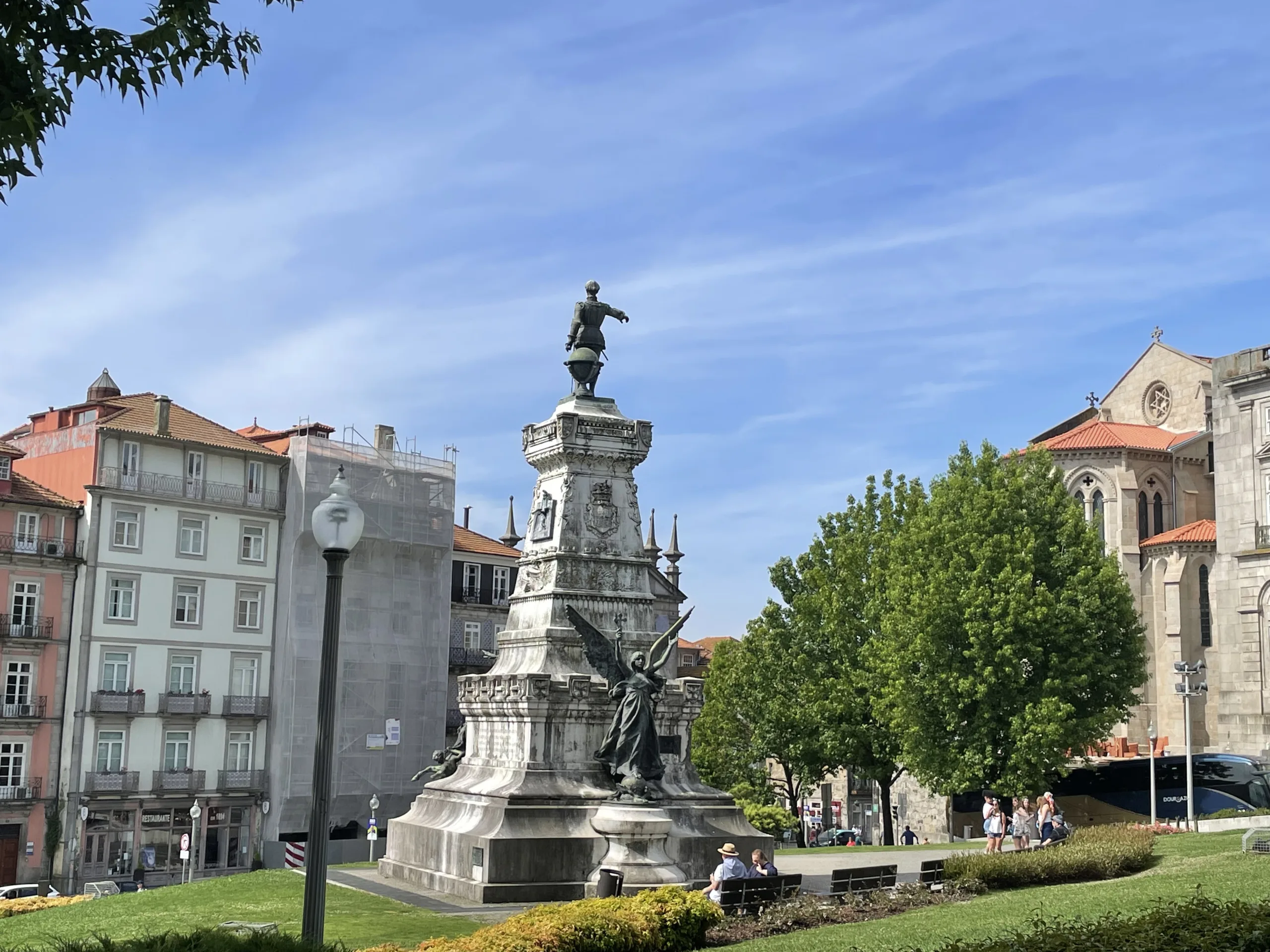 Monument à l’Infant Dom Henrique à Porto avec l’église São Francisco en arrière-plan