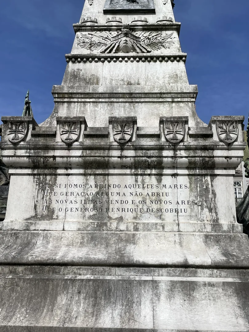 Inscription poétique du monument à l’Infant Dom Henrique à Porto extraite d’Os Lusíadas