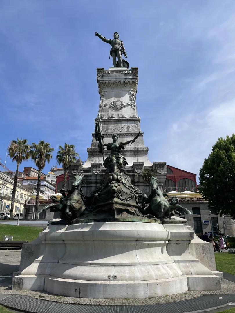 Vue frontale du monument à l’Infant Dom Henrique à Porto avec sculptures en bronze