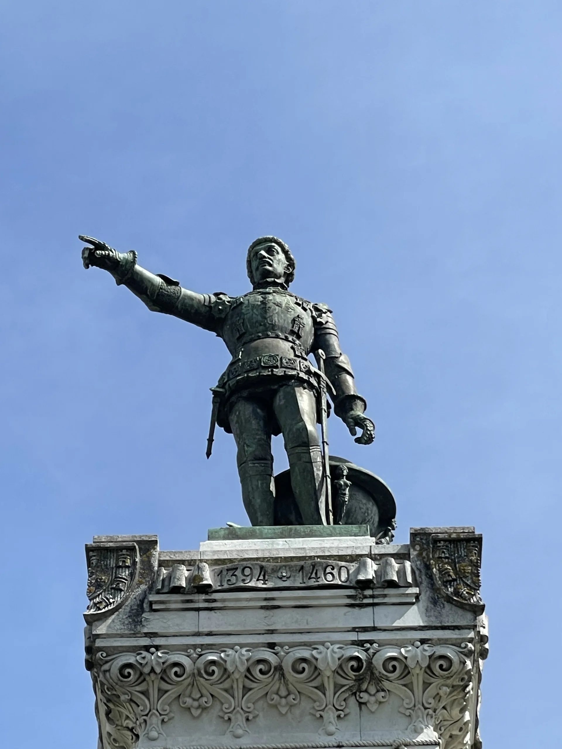 Statue en bronze de l’Infant Dom Henrique à Porto pointant vers l’océan Atlantique