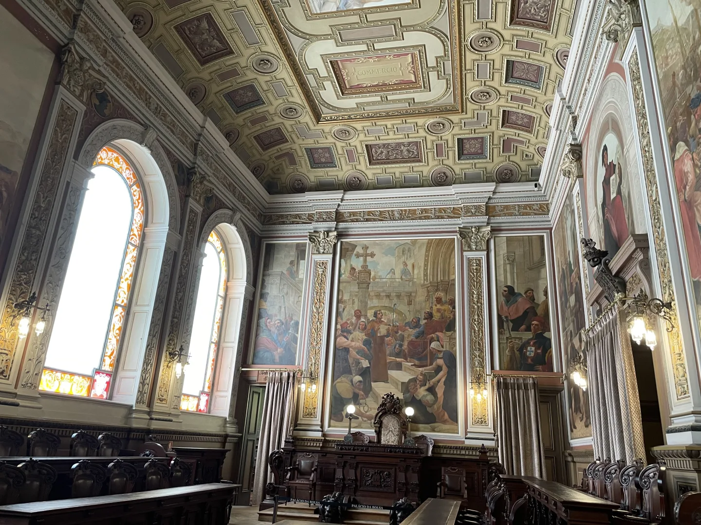 Salle du Tribunal de commerce du Palácio da Bolsa avec fresques et plafond ornemental