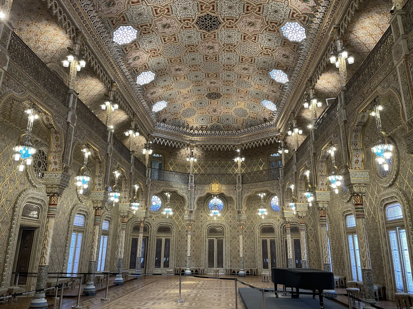 Salon Arabe du Palácio da Bolsa, richement décoré de stucs dorés et motifs mauresques