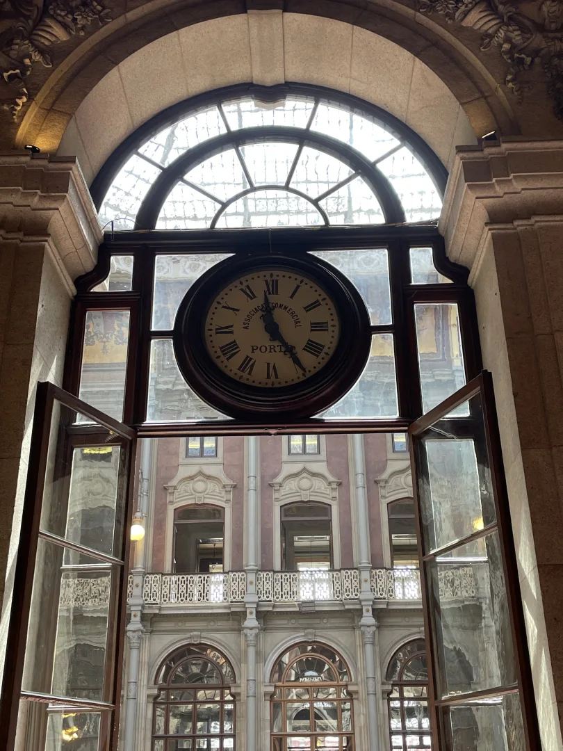 Horloge ancienne avec mention Associação Comercial Porto, vue depuis l'intérieur du Palácio da Bolsa