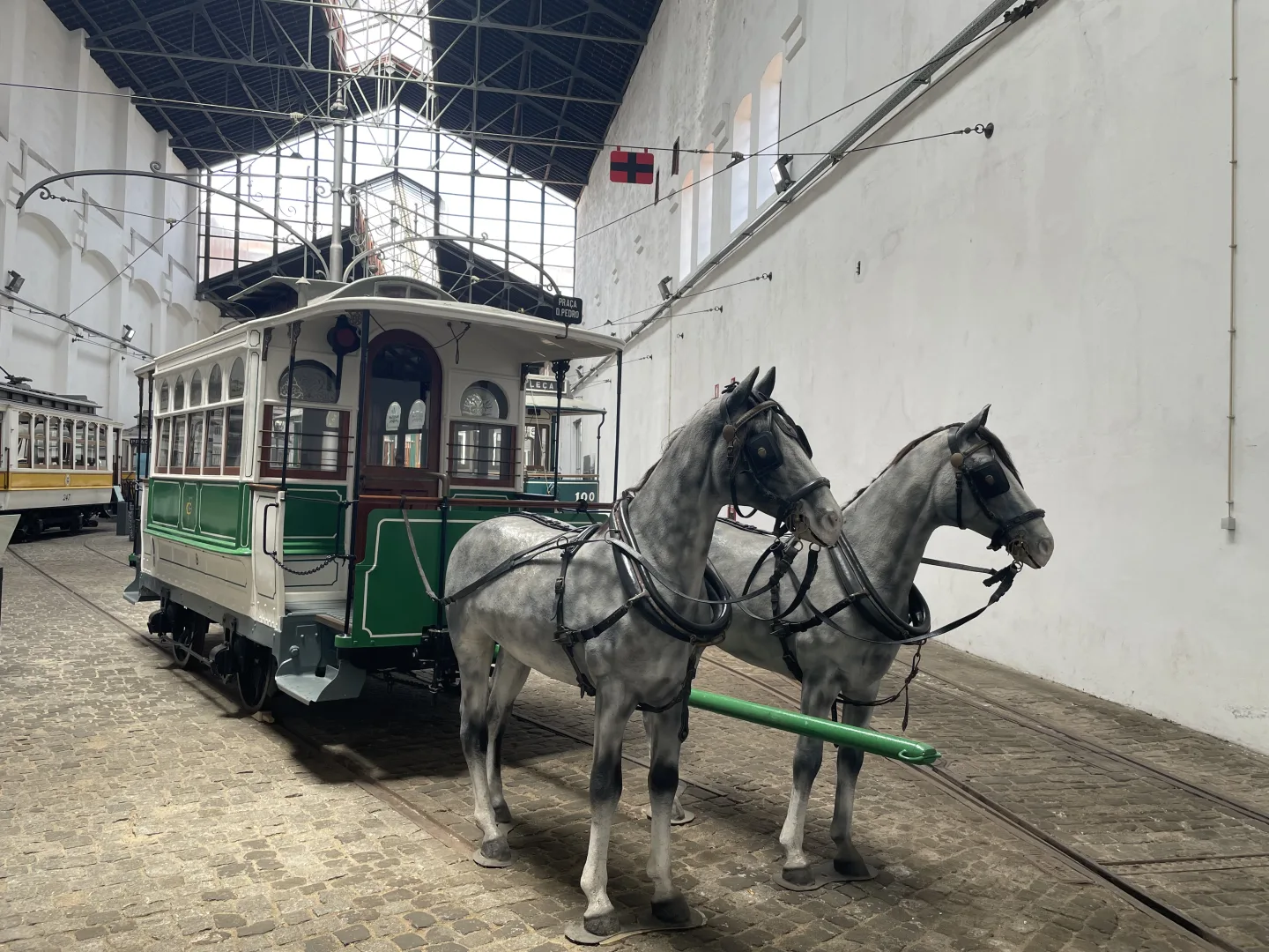 Tramway hippomobile tiré par deux chevaux reconstitués, exposé au Museu do Carro Eléctrico de Porto