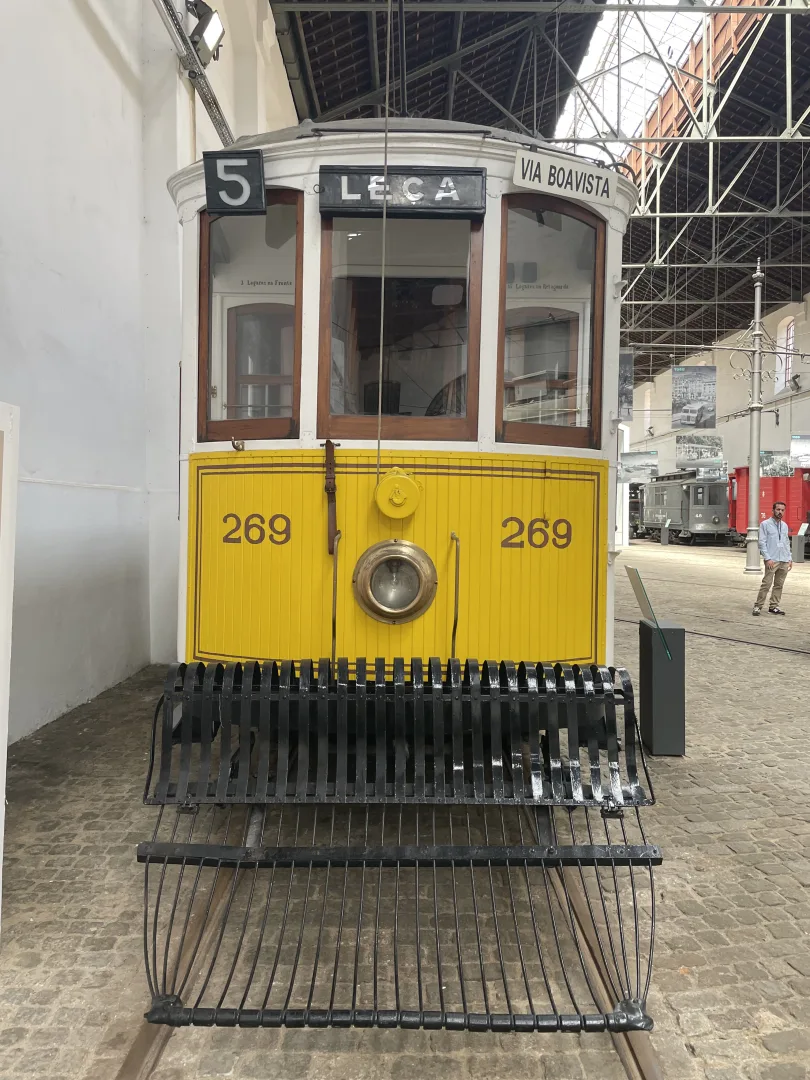 Tramway jaune nº269 de la ligne 5 en direction de Leça via Boavista, exposé au Museu do Carro Eléctrico de Porto