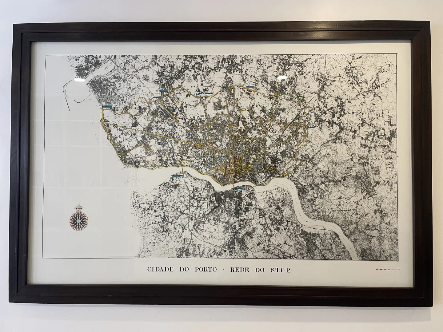 Carte encadrée représentant le réseau historique des tramways STCP dans la ville de Porto
