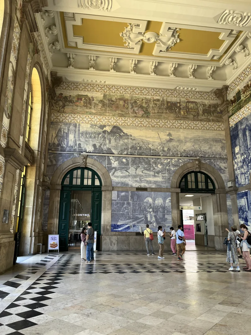 Panorama des azulejos historiques dans le hall principal de la gare São Bento à Porto