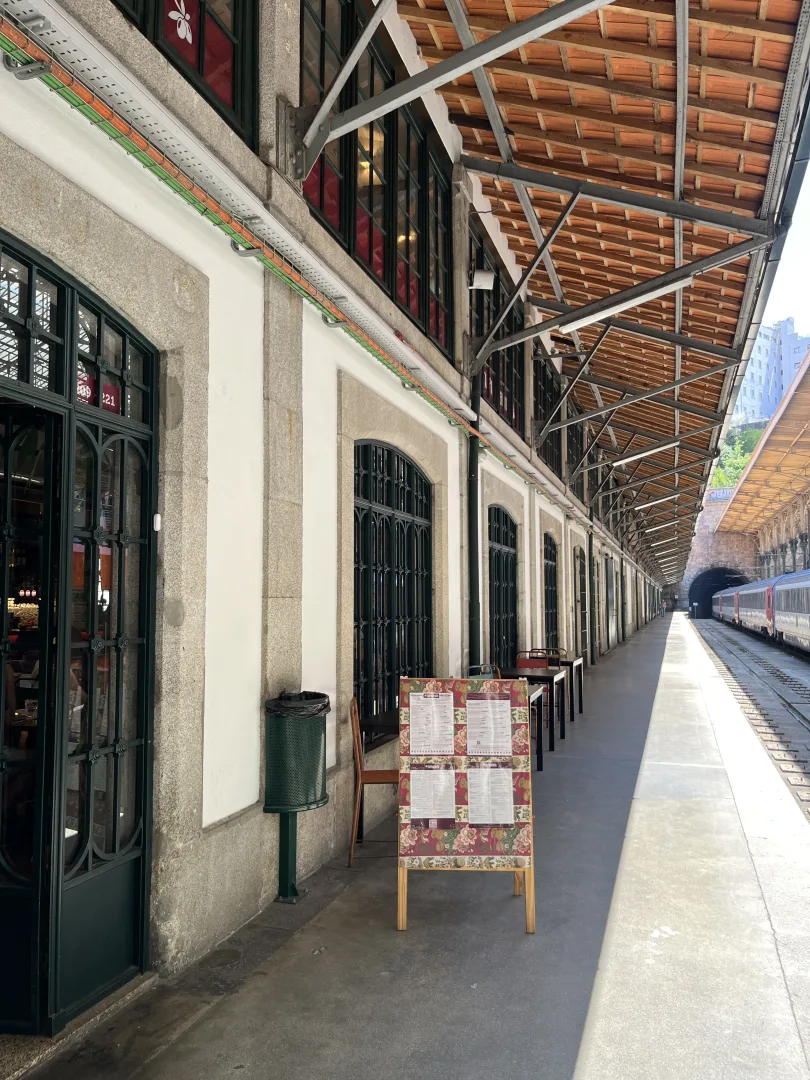 Restaurant le long de la gare de São Bento