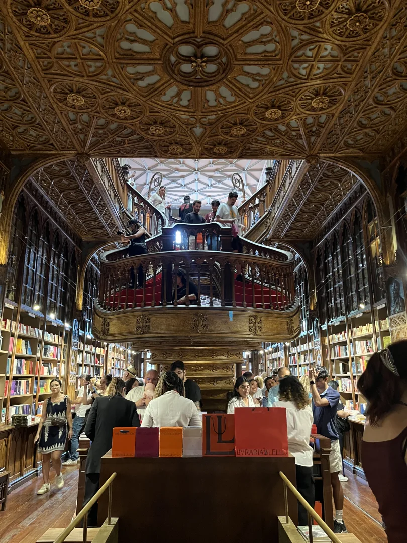 Escalier en bois sculpté emblématique de la Librairie Lello à Porto