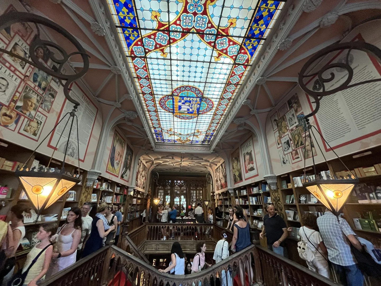 Vitrail Art nouveau de la Librairie Lello avec la devise Decus in Labore