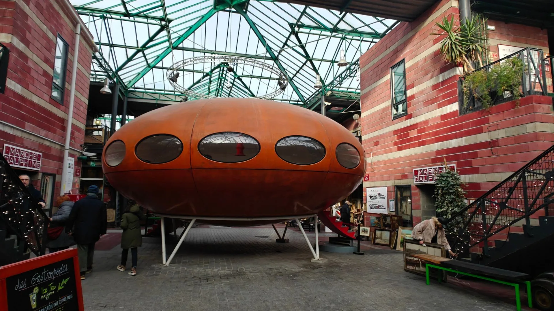 La soucoupe volante des Puces de Saint-Ouen : la Maison Futuro, vestige du futur des années 1960